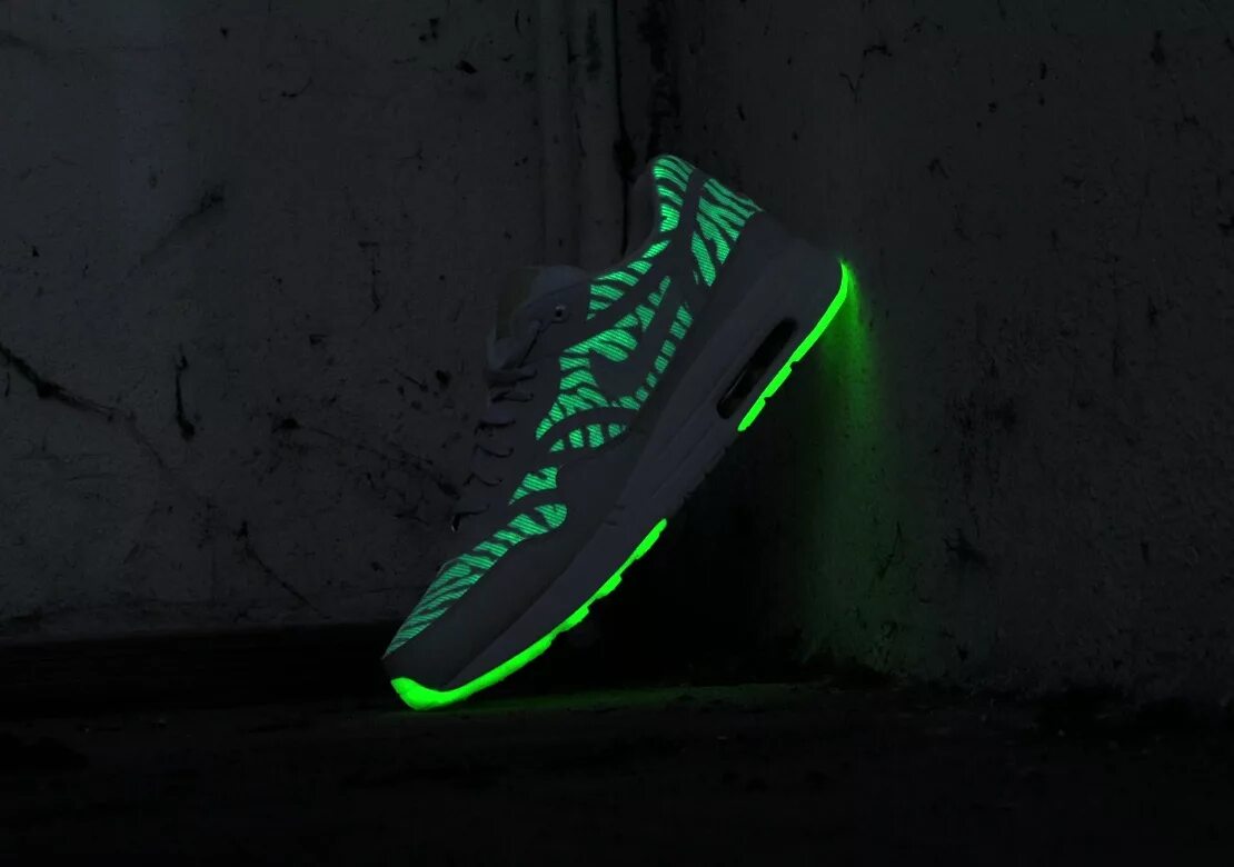 Simulation кроссовки с подсветкой led. кроссовки с подсветкой. найк аир светящиеся. светящиеся кроссовки найк мужские. светящиеся кроссовки найк.