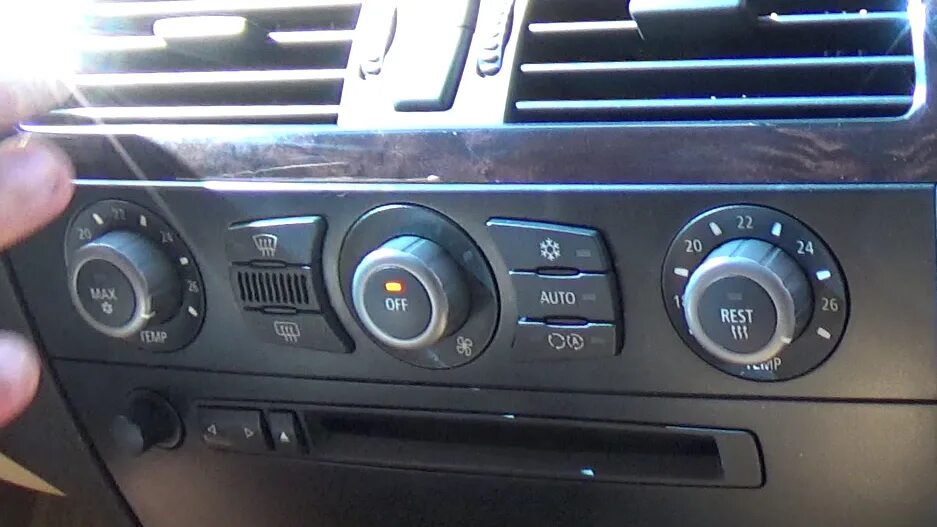 Климат е60. Климат BMW e60. Кондиционер кнопка БМВ е60. БМВ 3 кнопка кондиционера. BMW e90 кнопки по климатом.