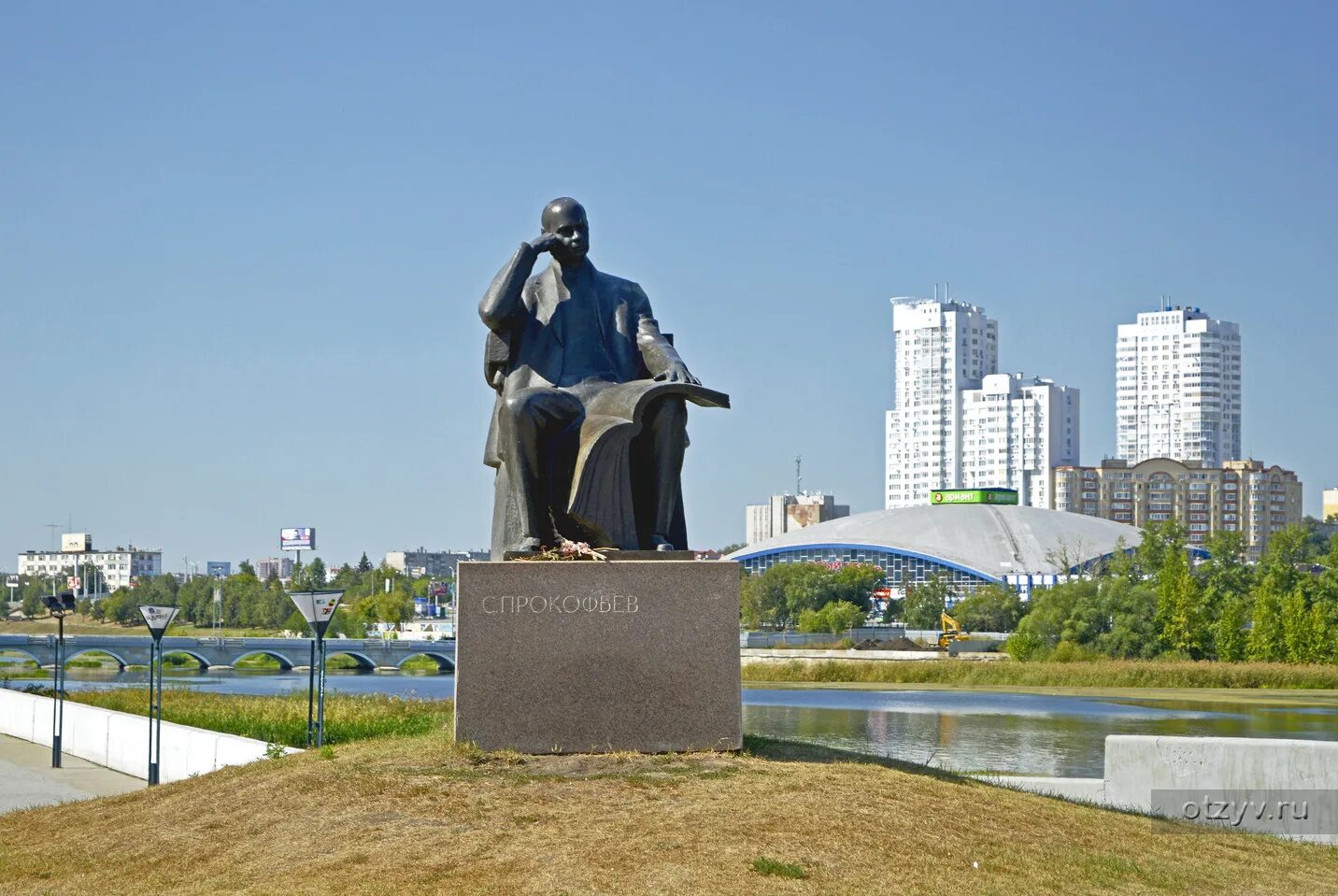 Памятники челябинска. Памятник Прокофьеву в Челябинске. Памятник Сергею Прокофьеву Челябинск. Памятник Прокофьеву краеведческого музея Челябинск. Фото памятник Прокофьеву Челябинска.