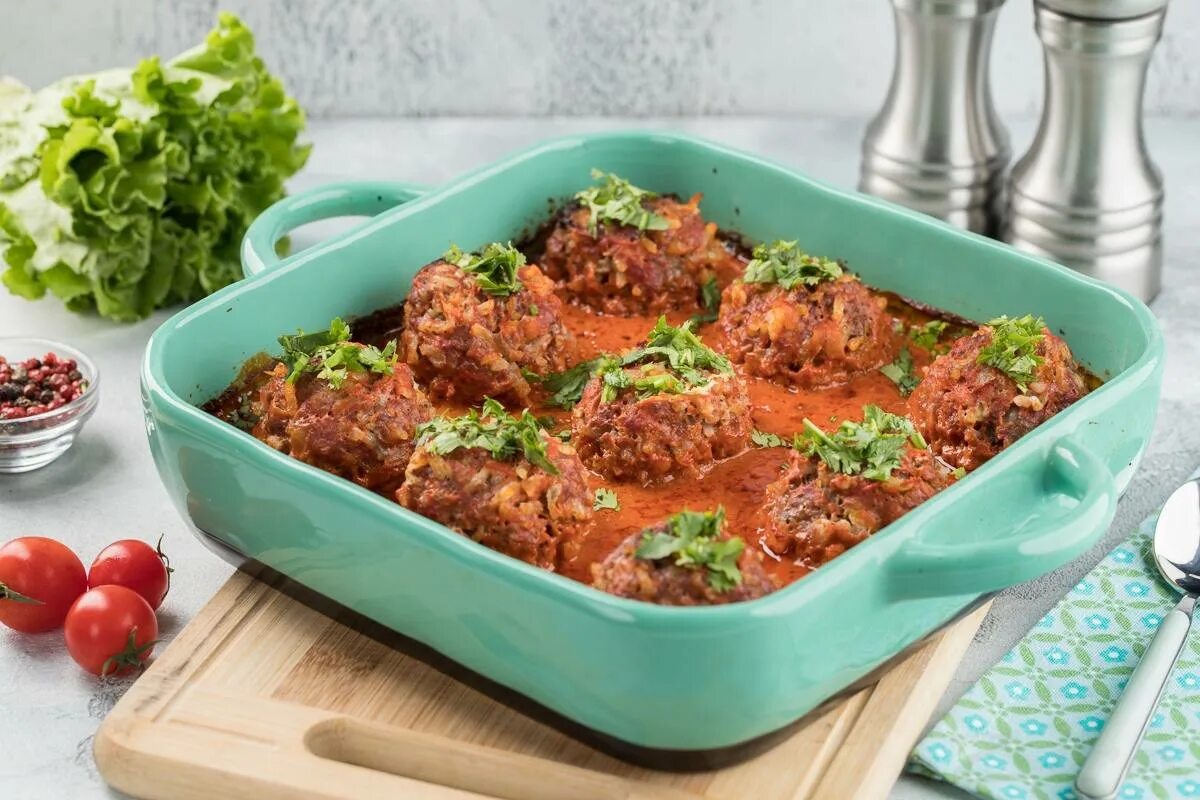 Тефтели говяжьи с рисом. Тефтели мясные. тефтели в томатном соусе. тефтели с рисом в томатном соусе. тефтели с овощами на сковороде.