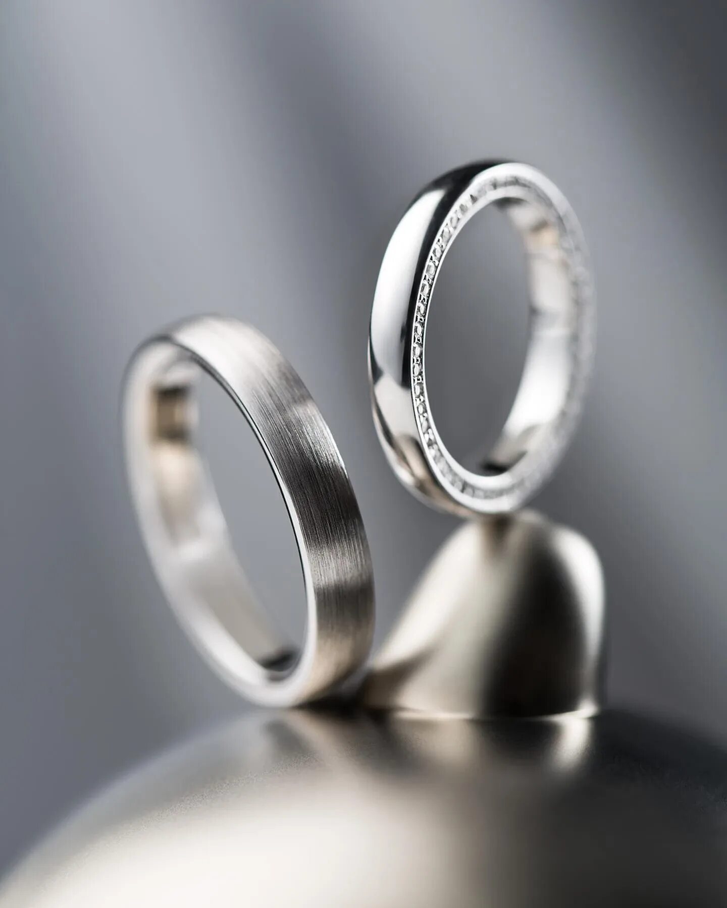 Кольцо i love you. Кольцо бесконечность золотое. I love you rings. Гравировка на кольцах. Матовка на кольце.