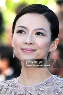 Аяқтарының арасында әдемі қыздар