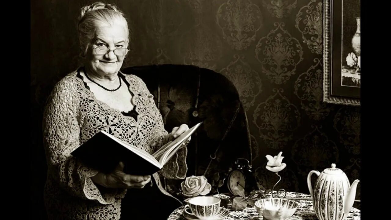 Бабушка благово. Актриса пенсионерка. Бабашука. Бабушка davina hardman. Пожилая женщина в домашнем.