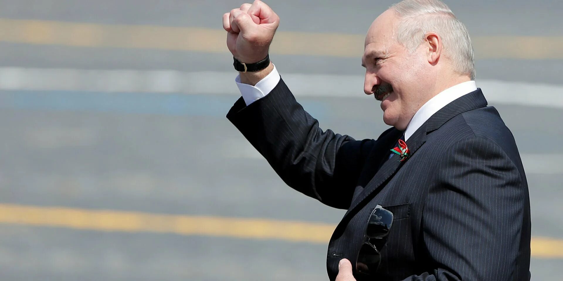 Как зовут лукашенко. Александр лукашенко. александр лукашенко зигует. пьяный лукашенко. лукашенко на карнавале.