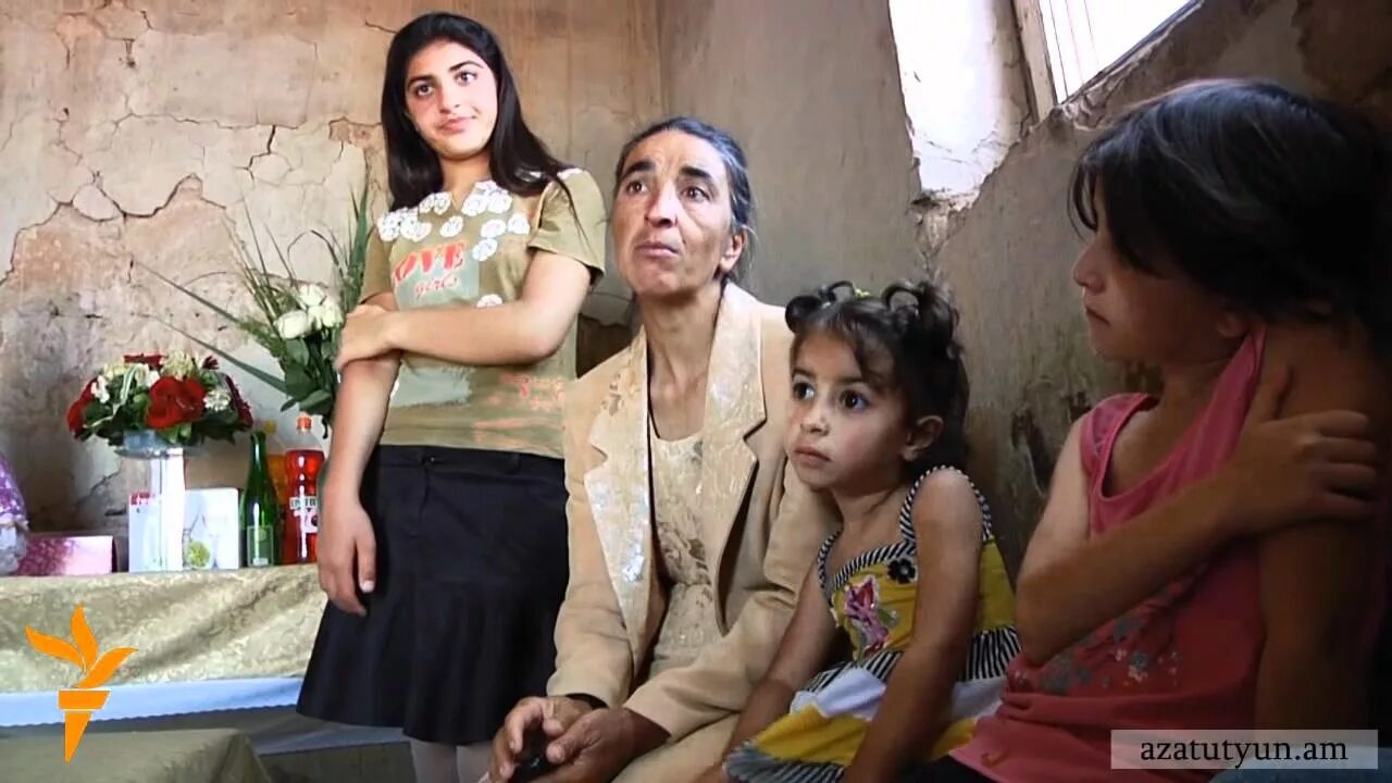 Богатая мама бедная мама. Бедные семьи с детьми Армения. Бедный семья Узбекистан. Красивые девушки из бедных семей. Дети из бедных семей.
