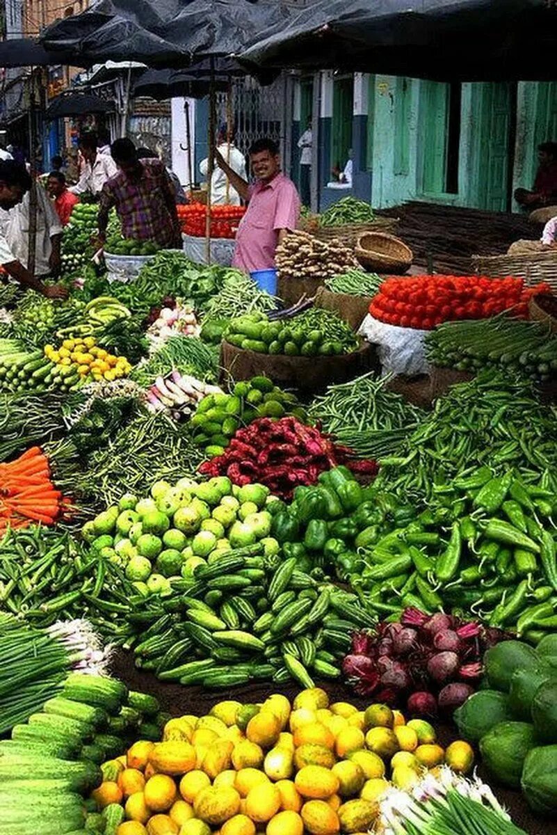 Find vegetables. Фруктовый рынок. Овощи на рынке. Овощной рынок. Фрукты на рынке.