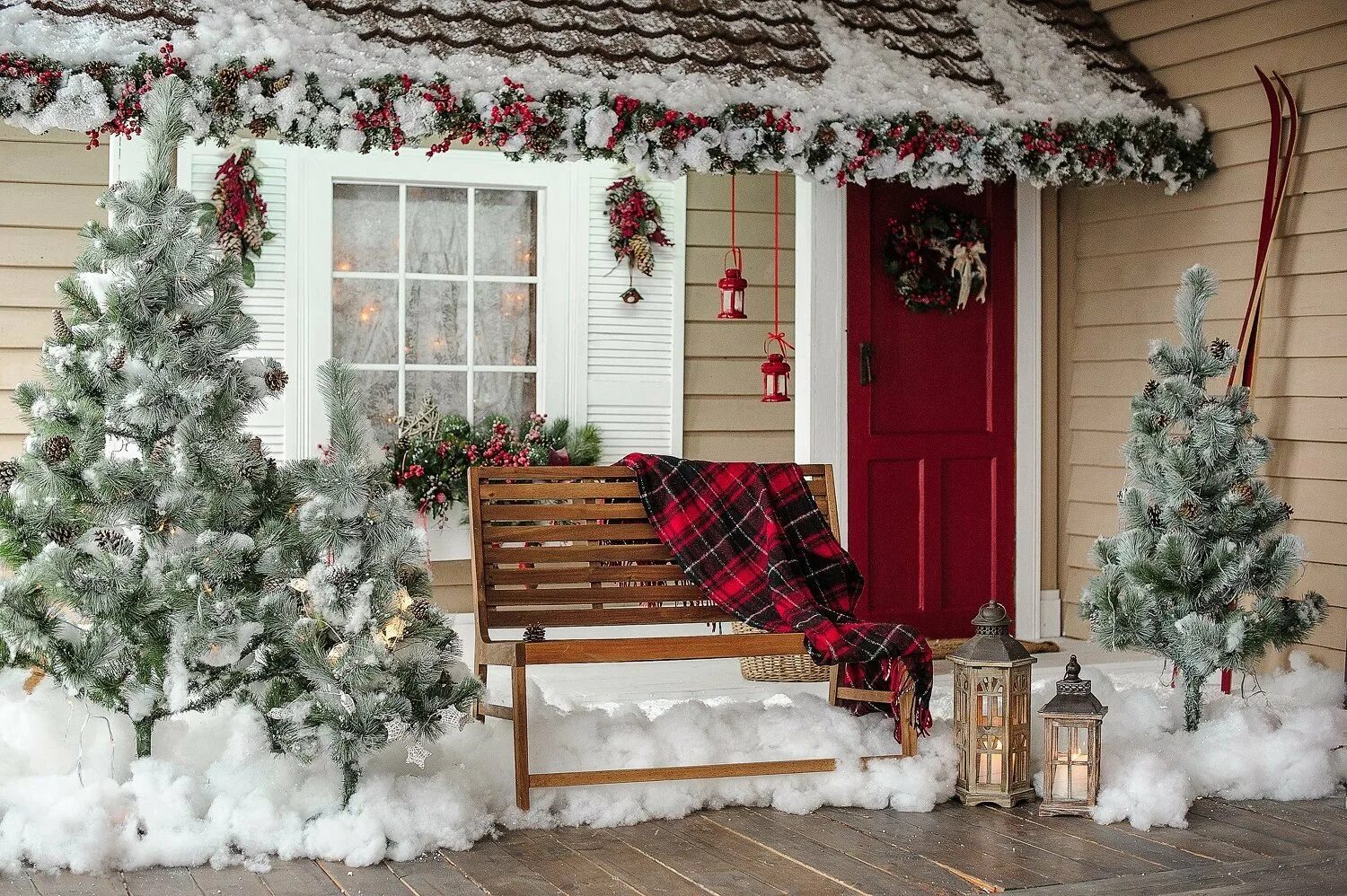 Новогодний дом. Новогодний декор в скандинавском стиле во дворе. Зимнее украшение крыльца. Снег на крыльце. Зимний дом.
