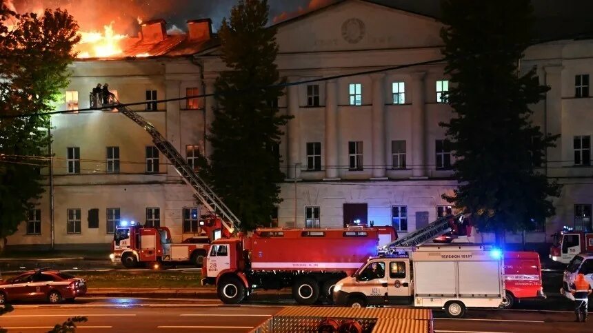 Пожар в университете в москве 2007. Пожар москва университет. Пожар в гз мгу 2006. Пожар в институте на дубровке. Пожар москва университет.
