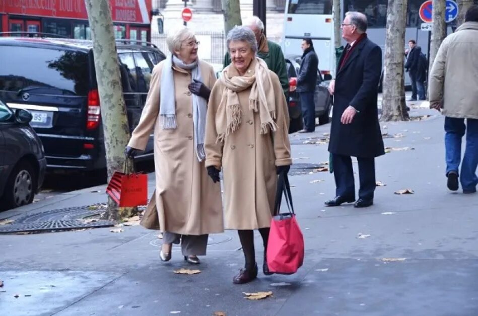 Бабушки во Франции. Модные европейские пенсионеры. Пенсионеры во Франции. Пожилые люди в Европе.