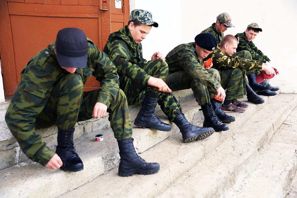 Включи у солдата выходной. У солдата выходной. сол. солдат.