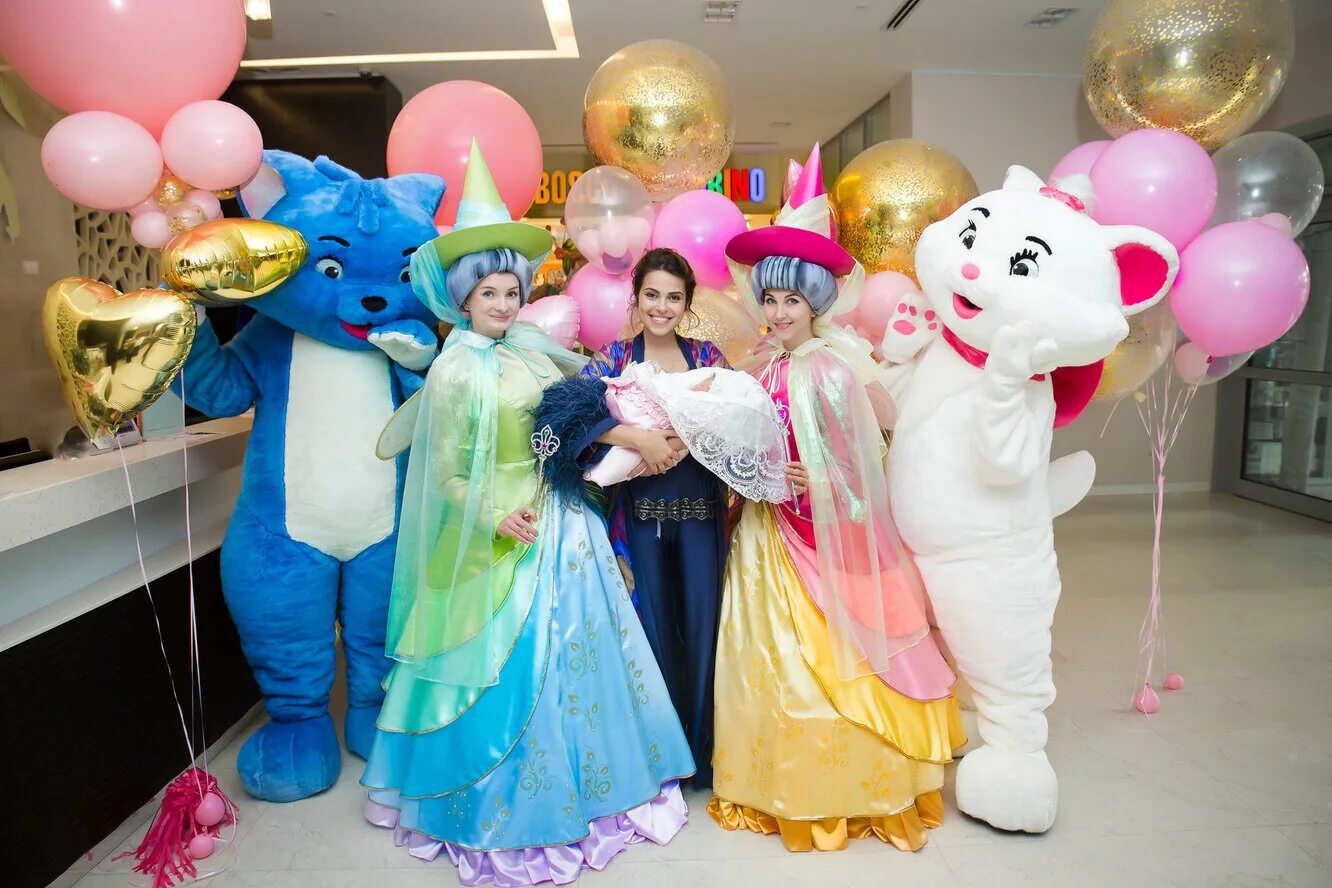 Аниматоры на выписку из роддома. Аниматор мишка на выписку из роддома. Аниматор ростовая кукла. Ростовые куклы на выписку из роддома. Выписка из роддома с ростовыми куклами.