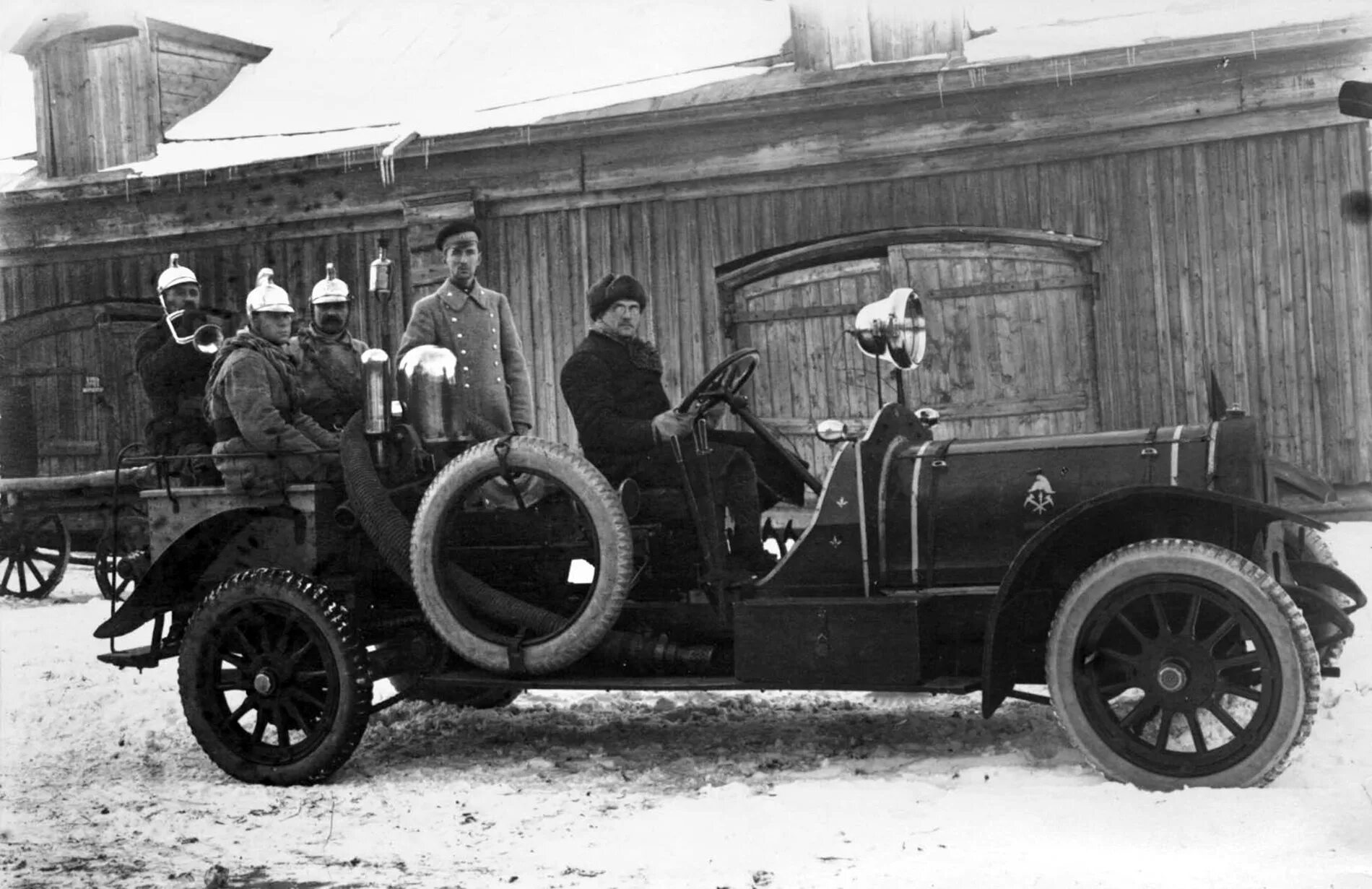 Пожарная охрана Санкт-Петербурга 19 век. Первые пожарные. Первая пожарная команда. Пожарная машина Российской империи. В каком году появились первые пожарные
