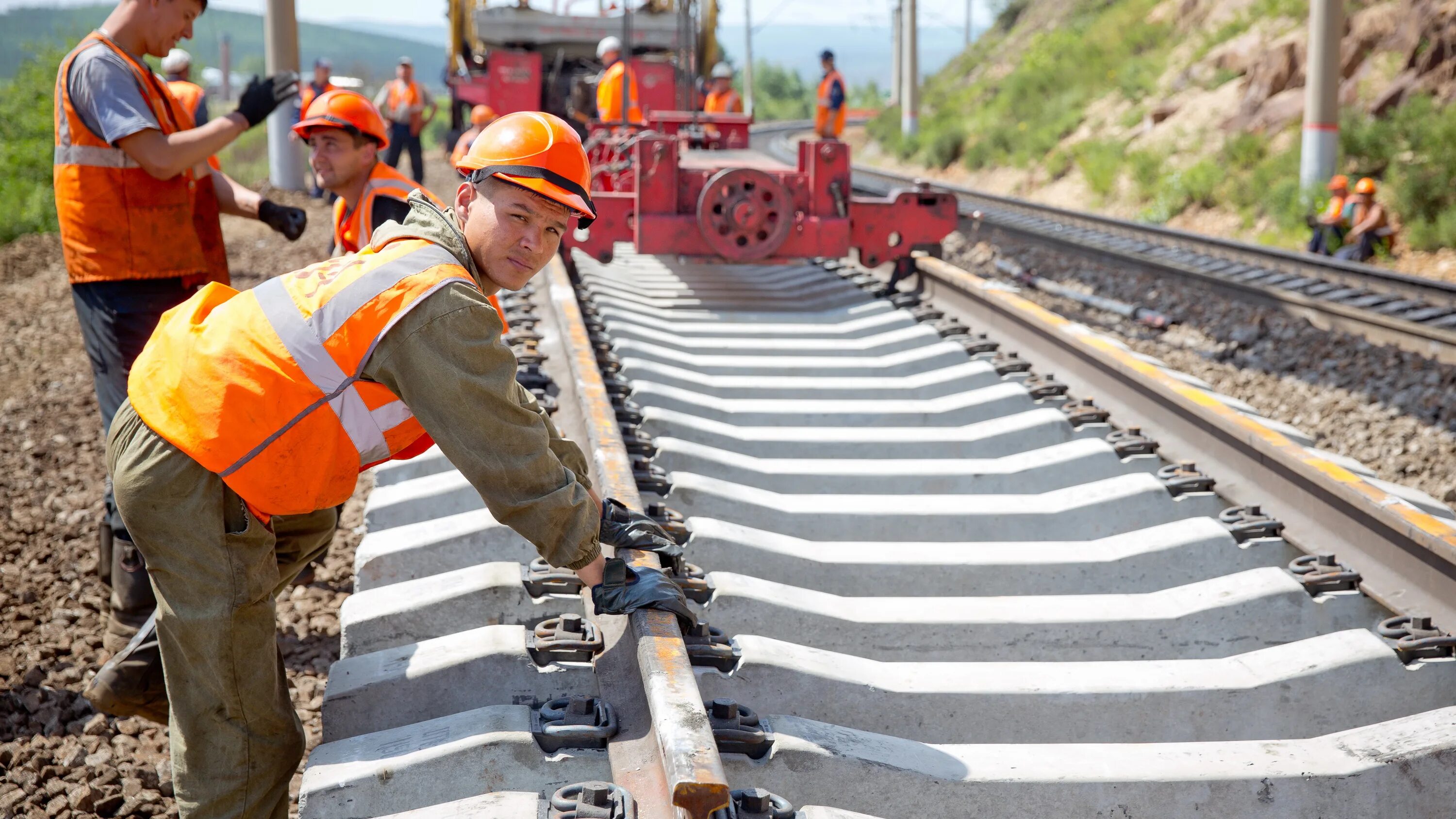 Монтер пути пмс. Монтер пути ржд путевая машинная станция. Путейцы (путевые обходчики). Техник путевых работ. Техник путевых работ.