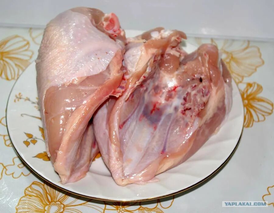 Грудки на кости. Грудка куриная с кожей. Грудка куриная охл 1кг. Грудки на кости. Грудка куриная ардагер.