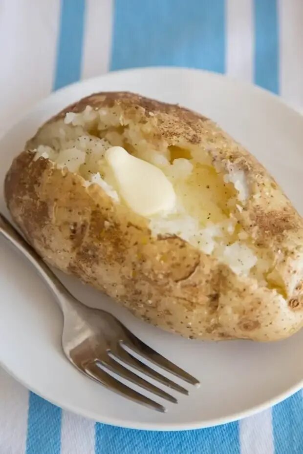 Как запечь картофель в микроволновке целиком. Картошка в микроволновке. печеная картошка. картонка в микроволновке. печеная картошка в микроволновке.