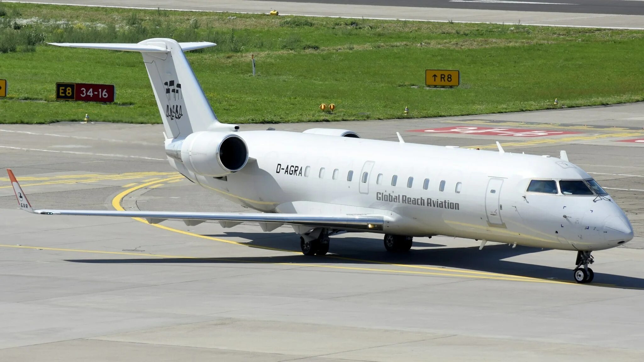 Bombardier crj 200. Самолет Mitsubishi CRJ 200. Canadair CRJ 200. Самолёт Bombardier CRJ-200 Северсталь.