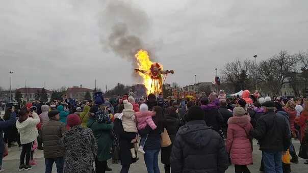 Масленица георгиевск. Сожжение Масленицы Солнечногорск. Сожжение Масленицы в Мичуринске. Масленица в Георгиевске. Масленица чучело Георгиевск.