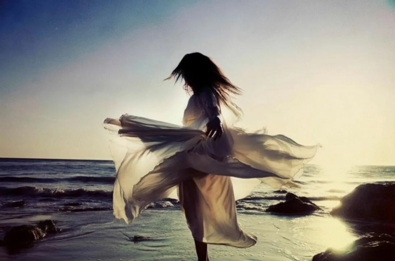 Навстречу идет вдохновенный. Девушка летает. Вдохновленная девушка. Женщина море счастье. Девушка бежит в платье.