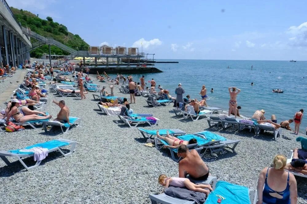 Температура воды в черном в алуште. Крым Алушта море 2022. Ялта курорт 2022. Отдыхающие в Крыму. Ялта пляж.