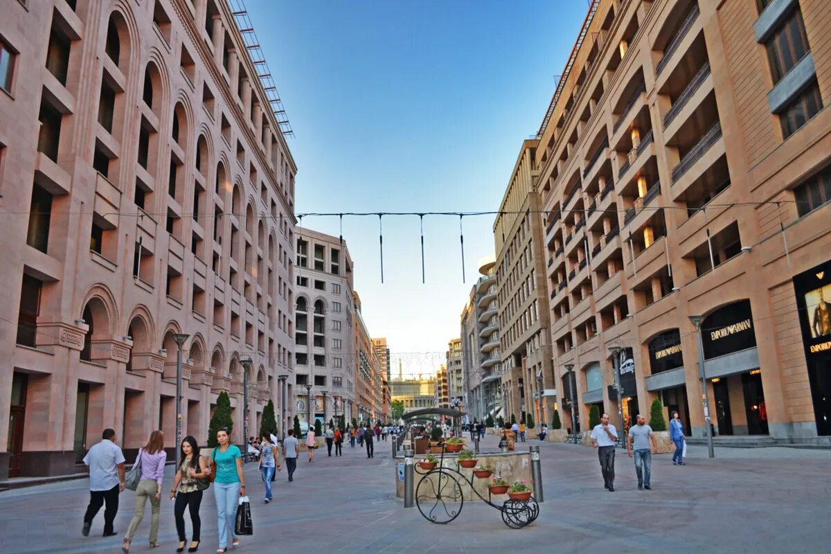 Street armenia. Street armenia. Улочки еревана. Центральная улица армении. Street armenia.