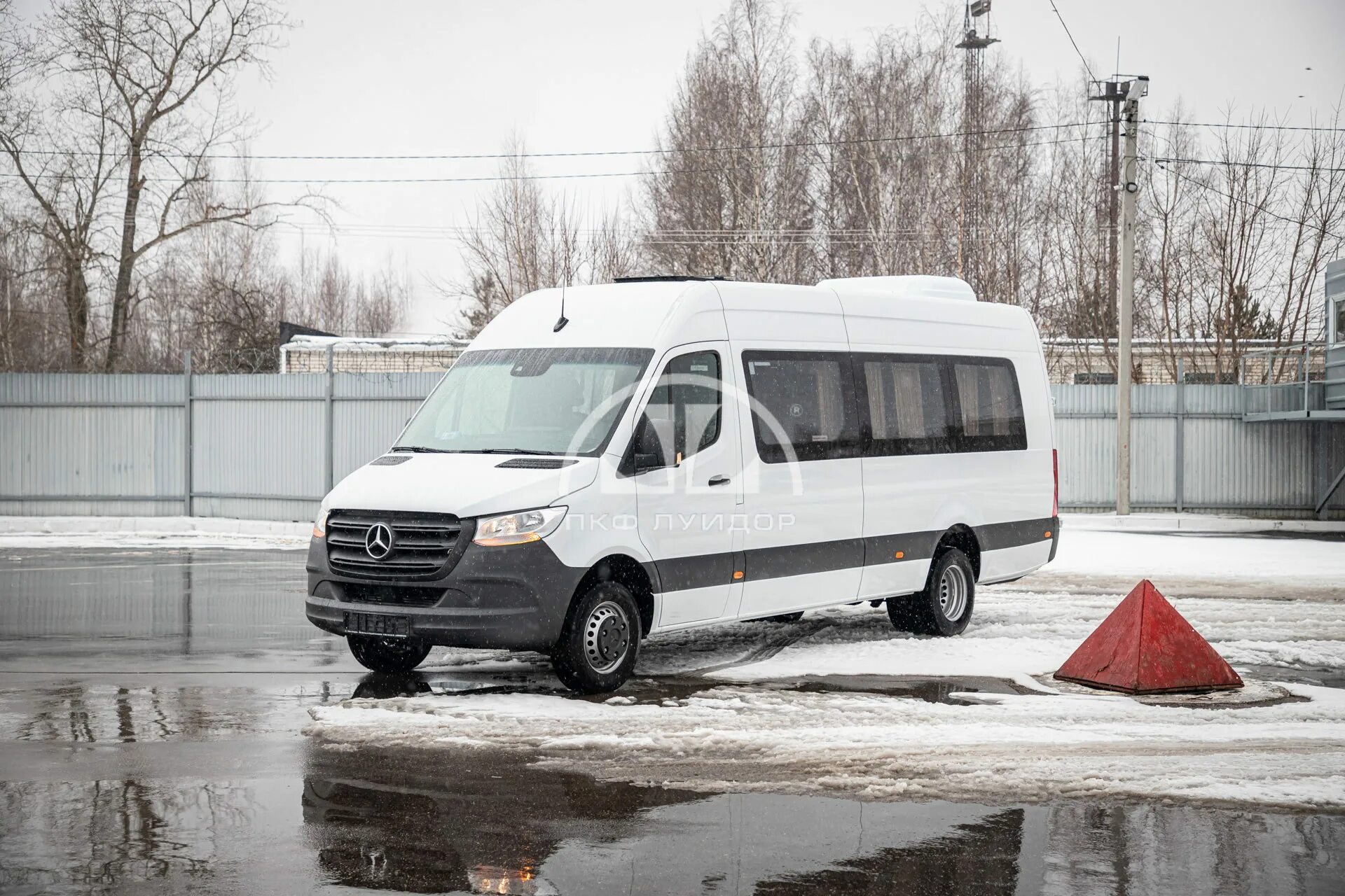 Mercedes Sprinter 2021. Mercedes-Benz Sprinter 2021 года. Автобус Мерседес Спринтер. Микроавтобус Мерседес 2021 года. Спринтер 2021