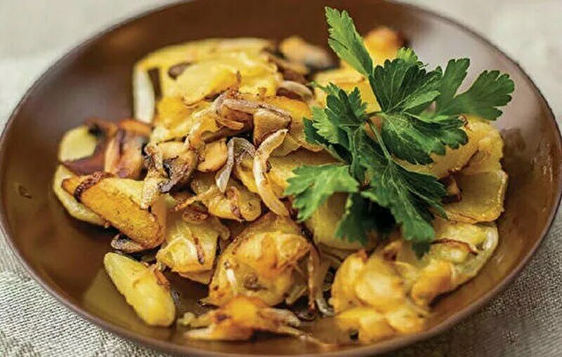 Жареная картошка с шампиньонами. Картошка с грибами. Картошка с грибами в духовке. Картошка с грибами с чем едят. Карточки грибы.