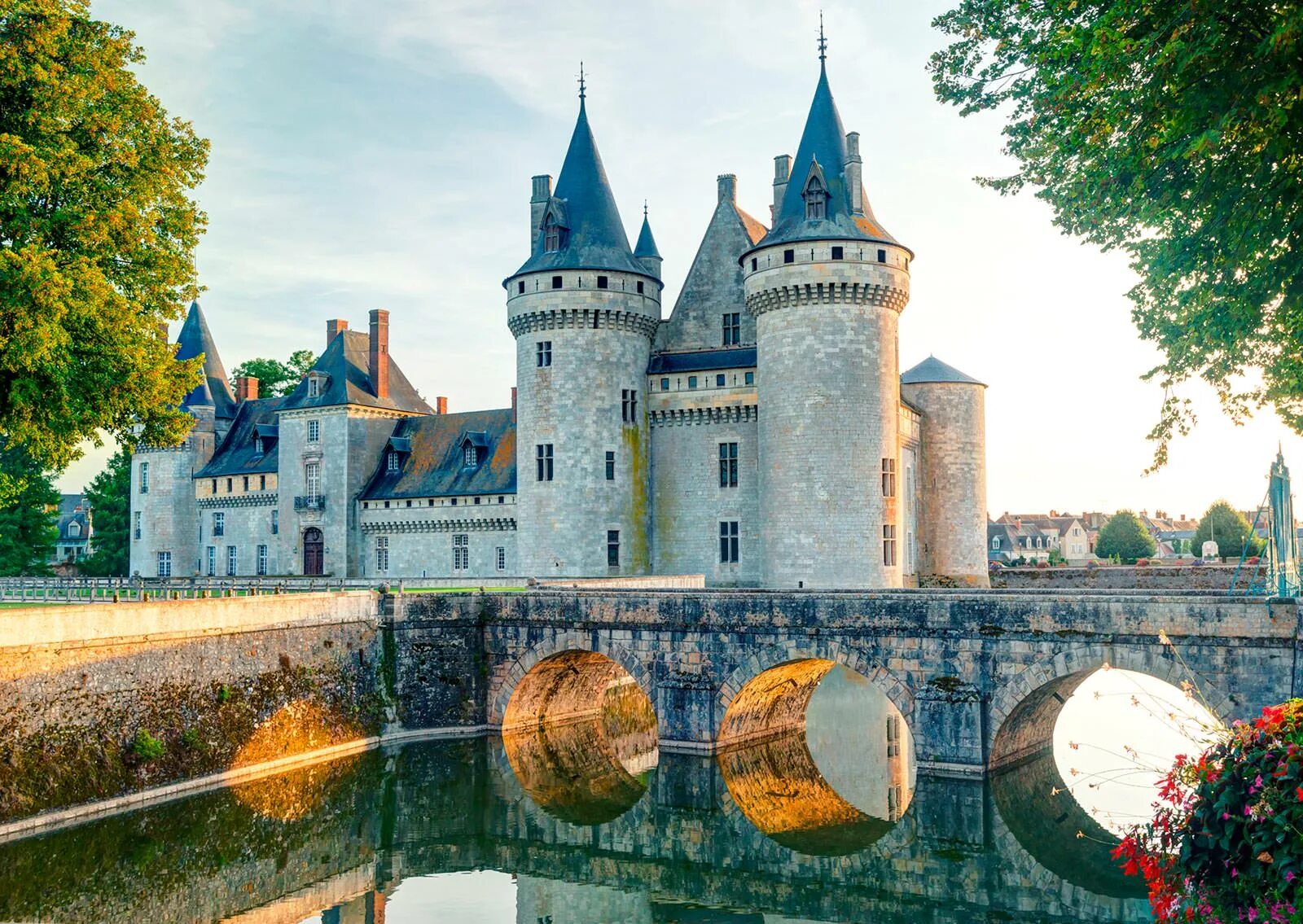 Известный средневековый замок. Средневековый замок Сюлли-сюр-Луар Франция. Замок Сюлли Франция. Замки Луары Шамбор. Замок Мартинваст Франция.