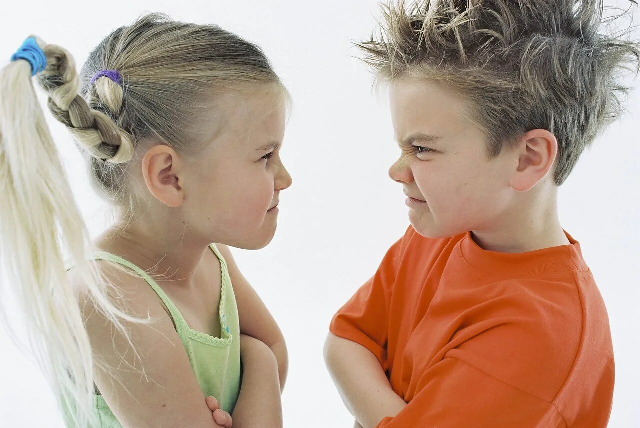 Агрессивный ребенок. Конфликт между детьми. Мальчик и девочка ссорятся. Ругают ребенка. Близнецов обидеть