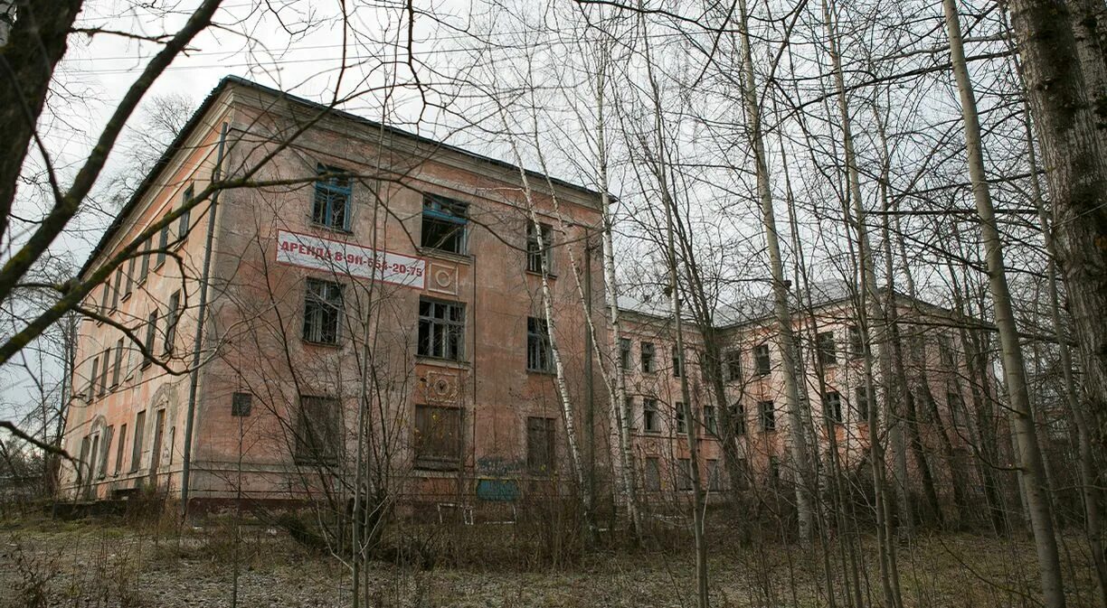 Больница на набережной в Коряжме. Заброшенная больница в Коряжме. Красная больница Коряжма. Детская больница Коряжма. Коряжемская больница сайт