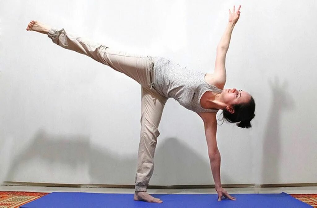 Поза месяц. Поза полумесяца ардха чандрасана. Поза месяц. Ардха чандрасана. Поза месяц.