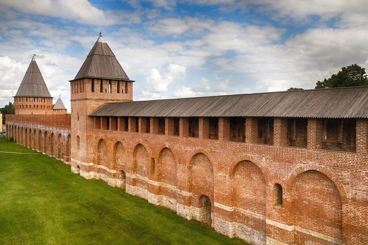 Крепостные стены кремля. Смоленская Крепостная стена Смоленск. Смоленская крепость 16 век.