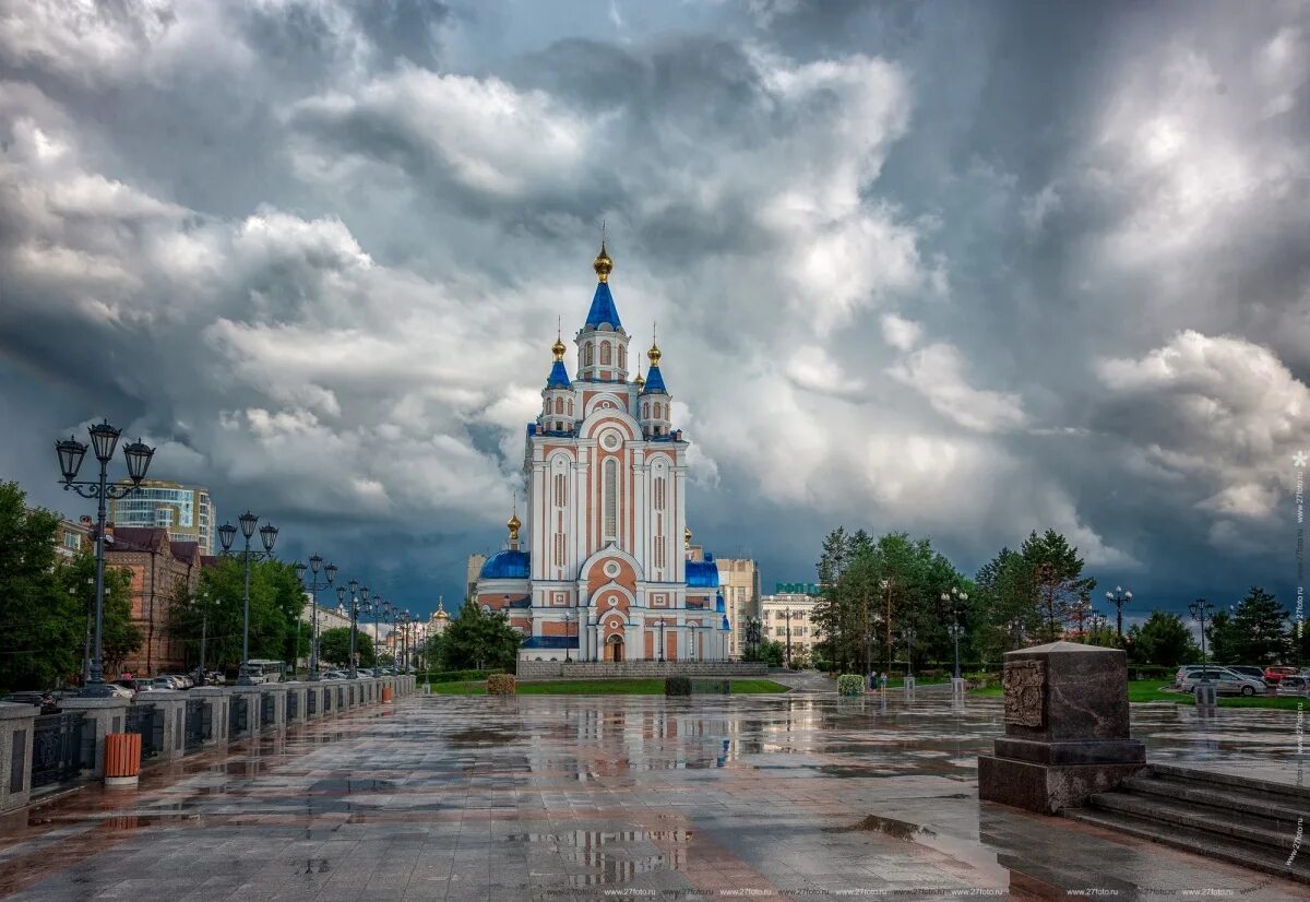 Где хабаровске можно купить. Комсомольская площадь Хабаровск. Храм на Комсомольской площади в Хабаровске. Памятник на Комсомольской площади в Хабаровске. Хабаровск Комсомольская площадь набережная.