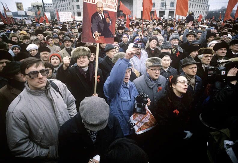 4 ноября 1991. 4 ноября 1991. Митинг 1991. Путч 1991 манежная площадь. 7 ноября 1991 года демонстрация в москве.