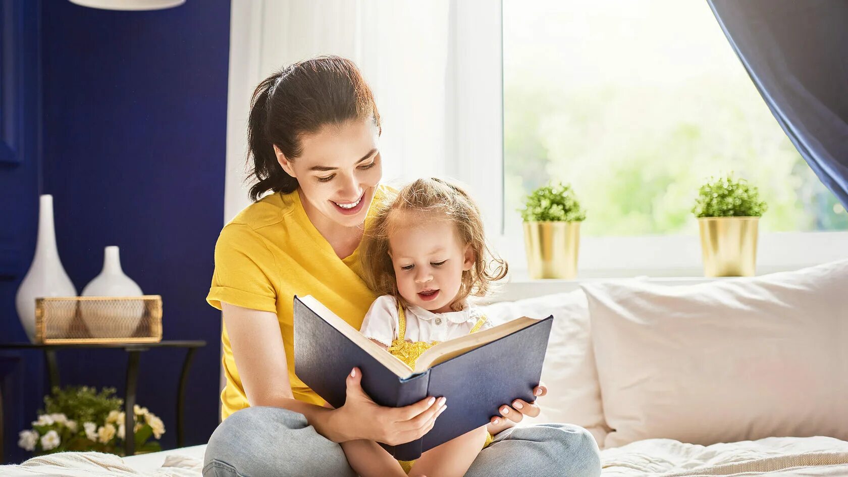Мама читает книгу ребенку. Родители читают. Родители читают детям. Дети дошкольники чтение книг. Мама читает детям картинки