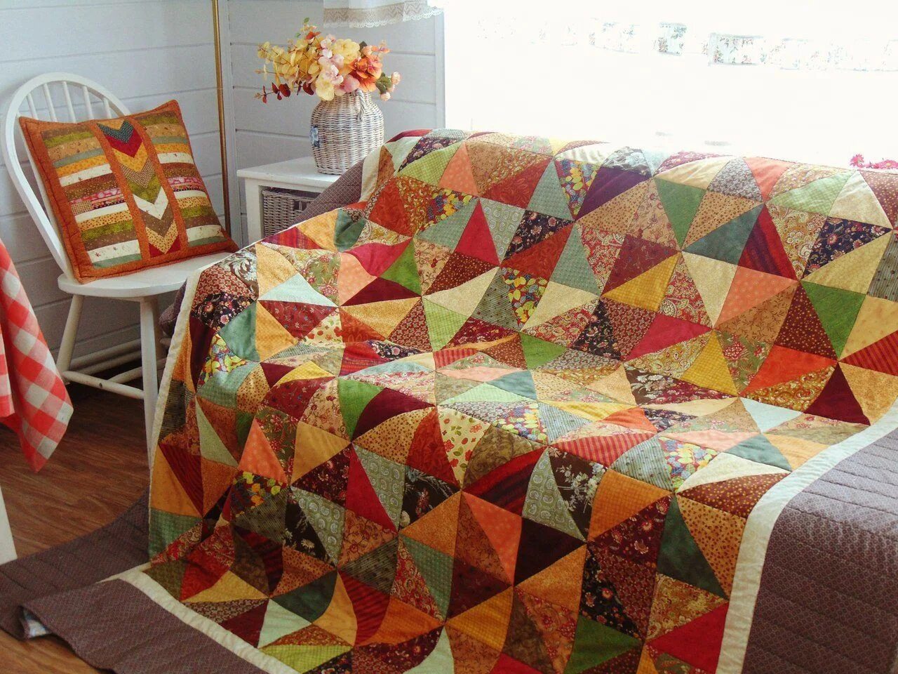 Пэчворк одеяло. Лоскутные покрывала. Джинни байер лоскутное. Пэчворк ручной работы. Стеганое одеяло пэчворк.