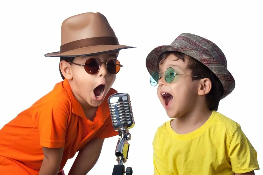 Поют юноши. Ребенок с микрофоном. Дети поют. Мальчик с микрофоном. Малыш с микрофоном.