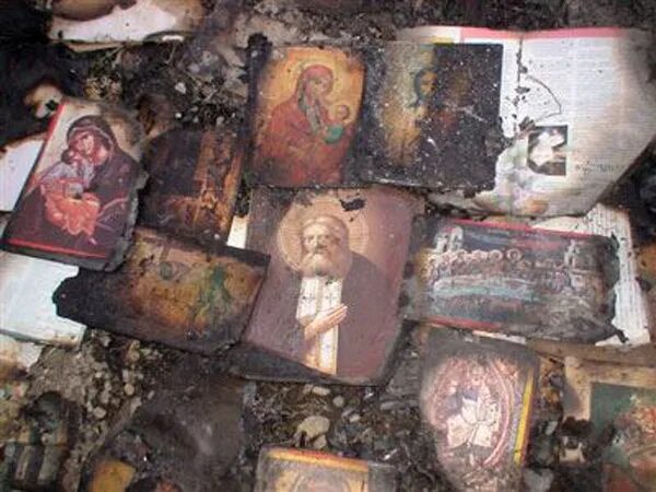 Иконы после пожара. Разрушенные храмовые иконы. Массовое сожжение икон.