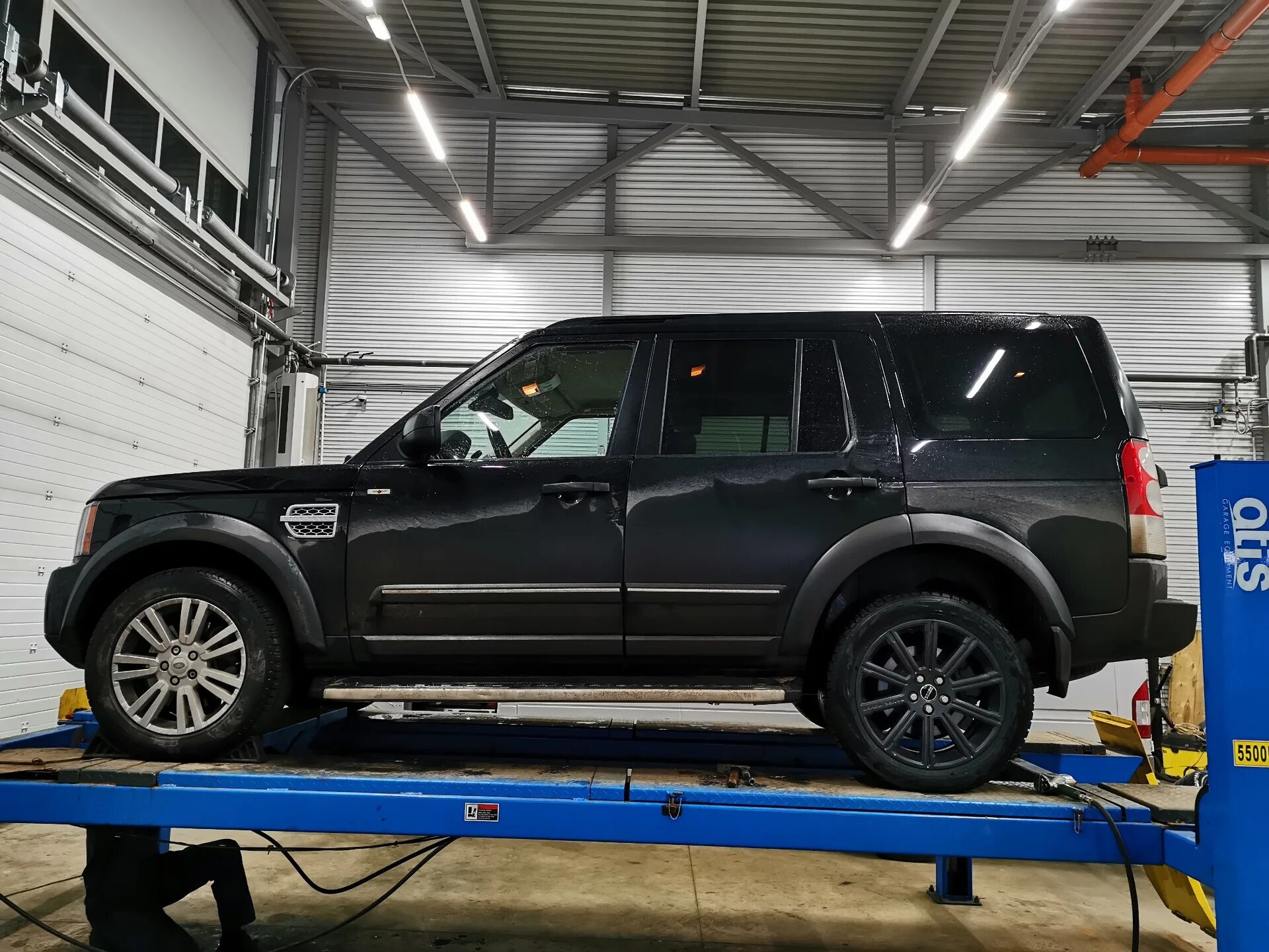 Диски на дискавери 4. Land rover discovery 3 диски. дискавери 4 r20. колеса r20 на дискавери 3. land rover discovery 3 r20.