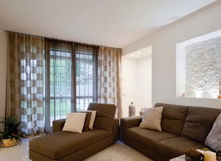 Коричневые шторы и диван в интерьере Pin by Art Lavaux on Spectacular Decor Brown living room, Country style living r