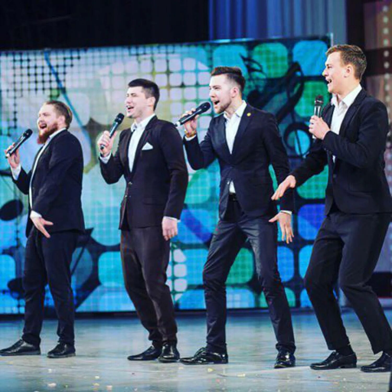 Команда татары состав. Дамир фаттахов четыре татарина. 4 татарина квн первый состав. Команда татары состав. Дамир фаттахов квн 4 татарина.