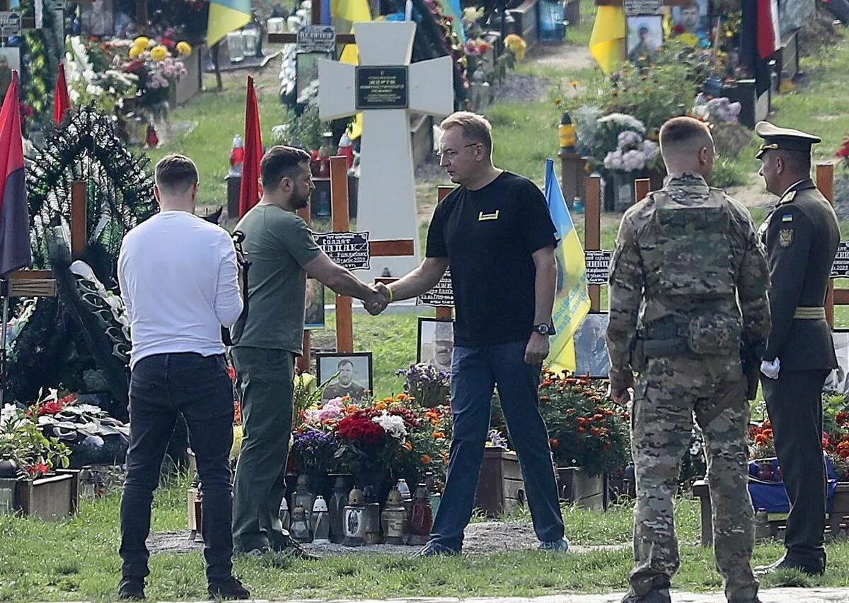 Похороны военнослужащего. Украинские кладбища ВСУ. 18 августа 2014