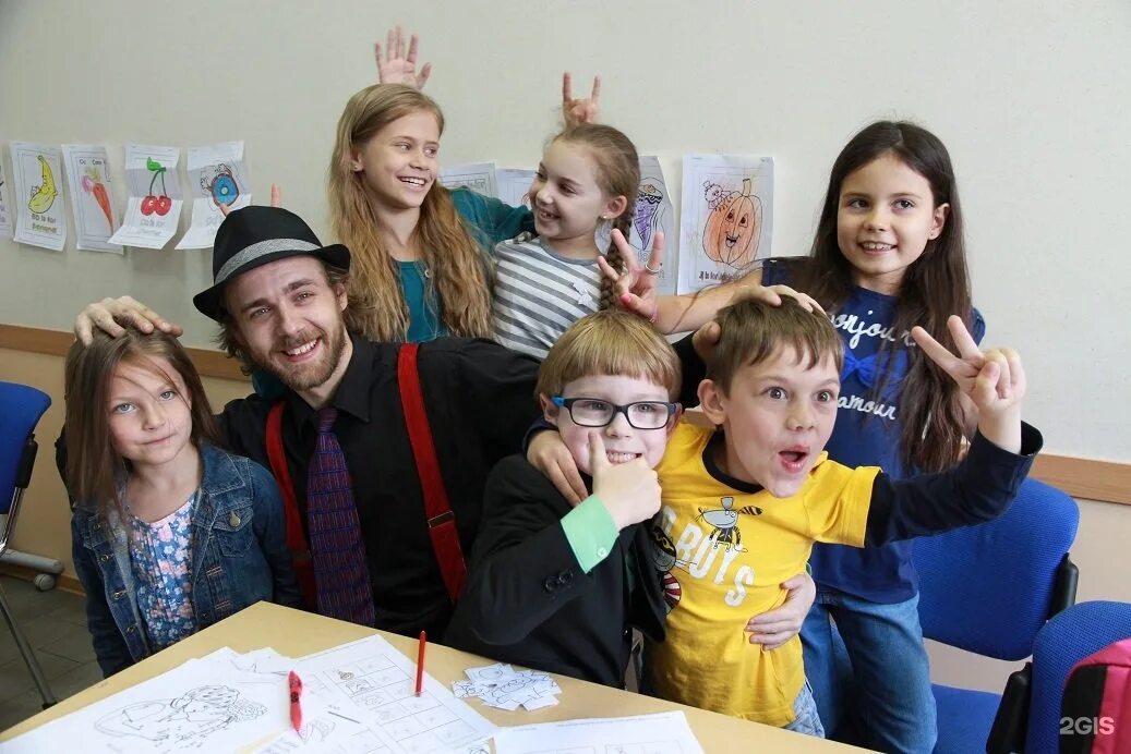 Class lang link. Преподаватель language link на новослободской. языковая школа талисман. занятие с носителем языка рисунок. полиглот ребенок.