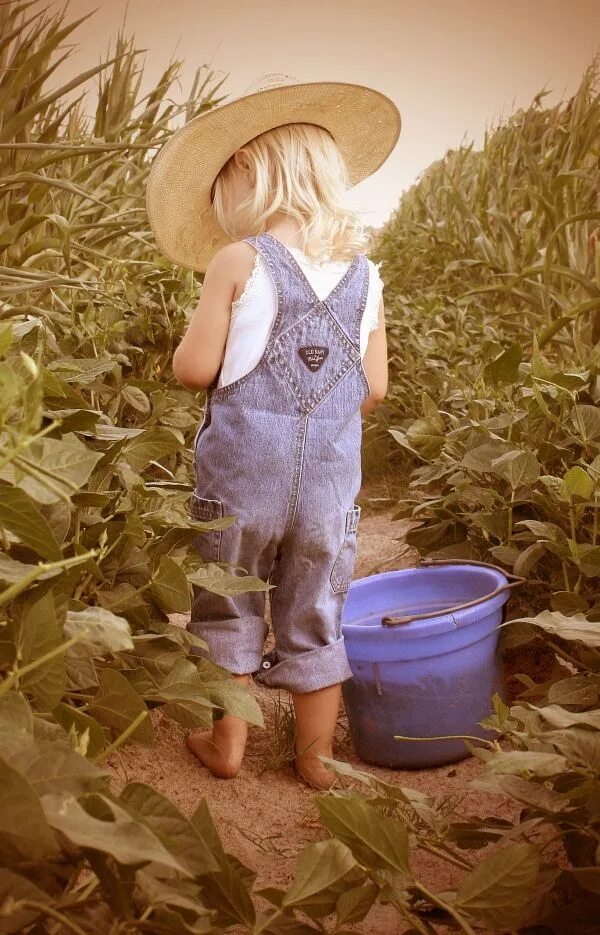 Country children. Картона деревенской девочки. Farmer Kids. Bring back childhood.