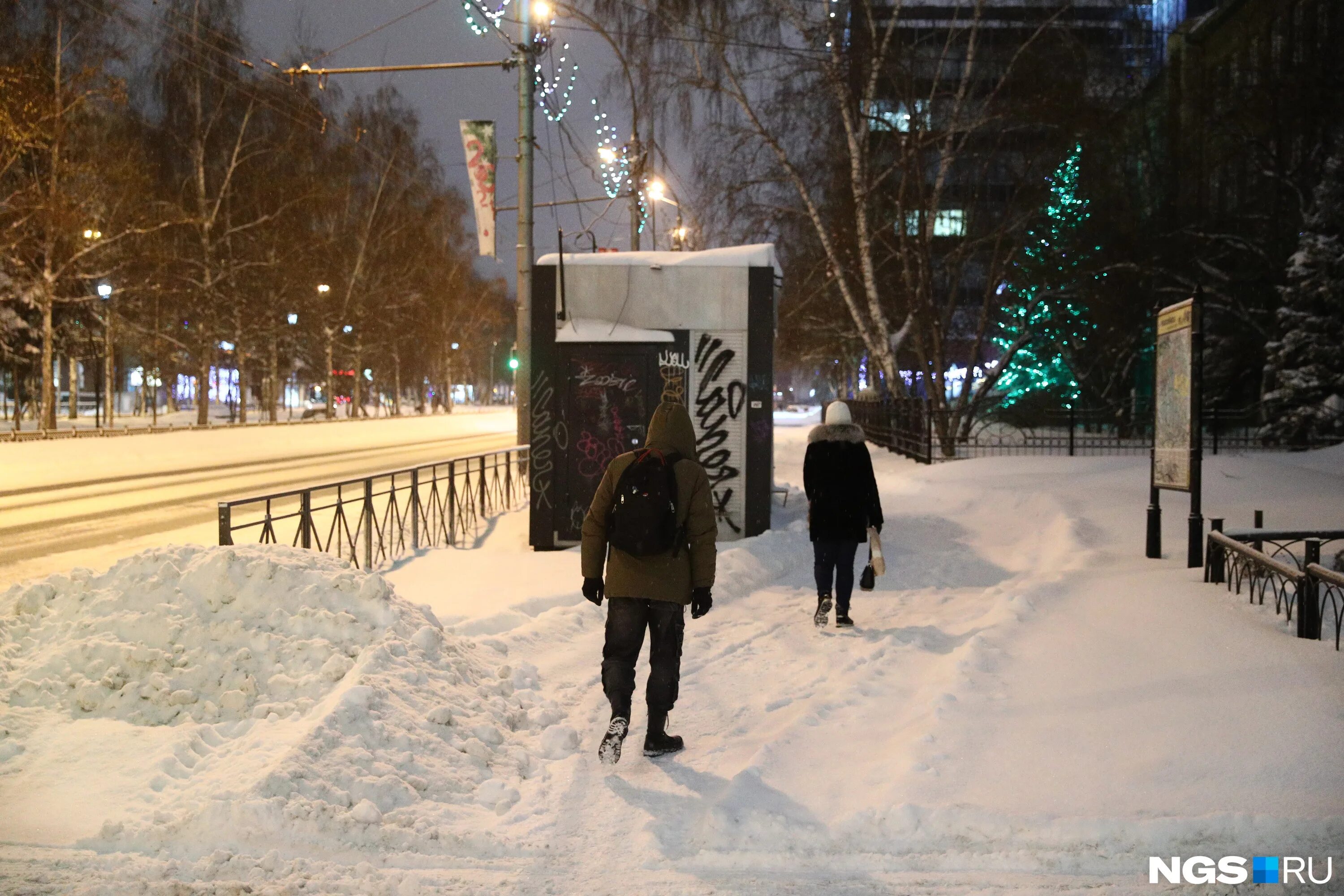 В городе снегопад в руках латте. Снегопад в новосибирске. снегопад в новосибирске 2025. новосибирск сугробы 2025. сильные снегопады в новосибирске.