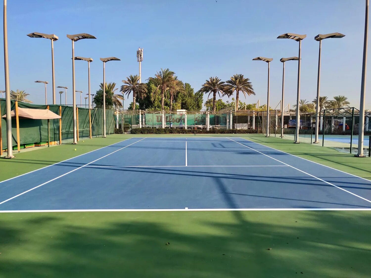 Джумейра-Бич-отель теннисный корт. Теннисный корт Джумейра. Шарм-Эль-Шейх теннисные корты. Батуми теннисный корт. Теннисный бульвар