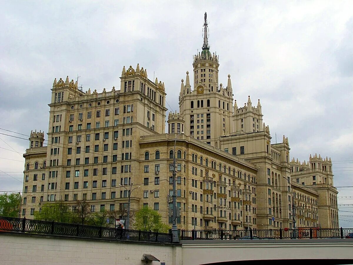 Дом сталинский ампир. Сталинская архитектура - гостиница пекин. Сталинский ампир в архитектуре. Стиль сталинский ампир в архитектуре. Сталинский ампир мгу.