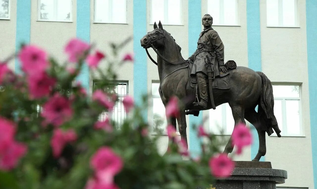 Надежда дурова памятник. Сарапул дурова надежда стела. Сарапул стелла. Сарапул дурова 1а. Памятник дурова в ижевске.