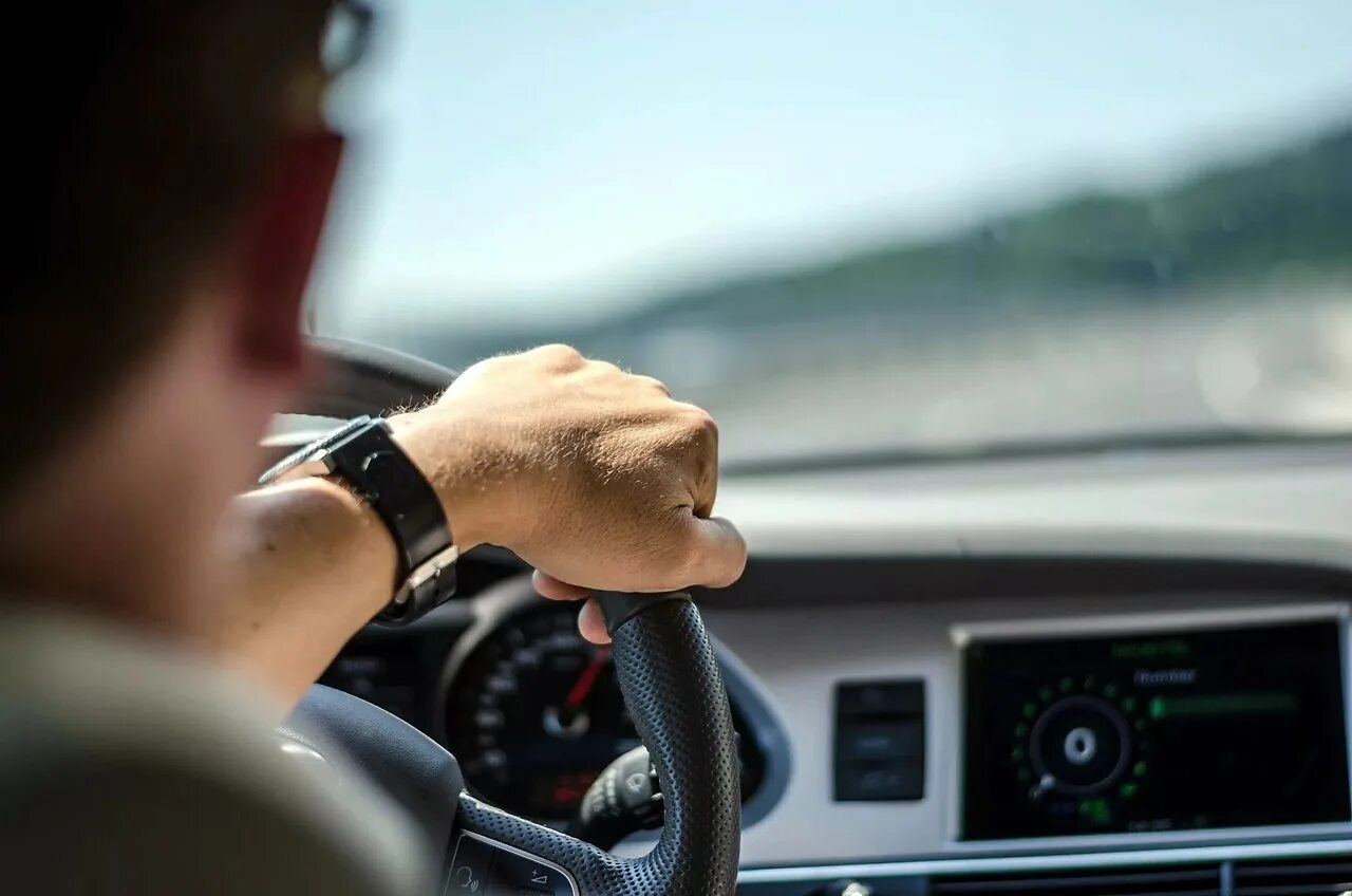 I driving a car перевод. Тест драйв квартиры. Мужчина в машине. Мужские руки на руле. Руль машины.