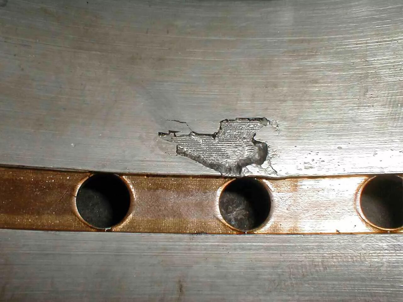 дефекты подшипников скольжения. дефект подшипника качения. сила масляная. дефекты вкладышей подшипников скольжения. подшипник скольжения центробежного насоса.