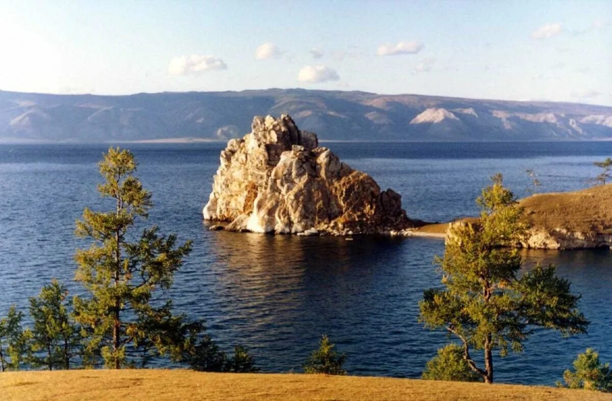 Исток ангары озеро байкал камень шаман. Шаман камень на байкале. Скульптура сибири в прибайкалье. Камень желаний байкал. Река ангара караульный остров.